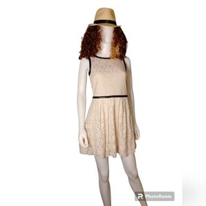 Cream lace & black‎ lining party dress by Speechless size 7